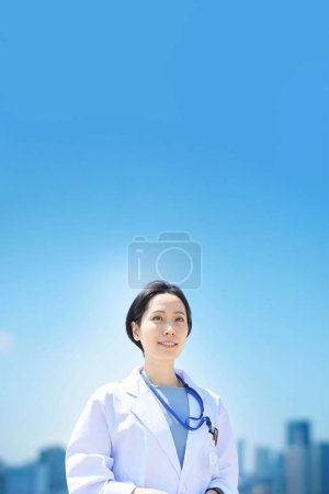 Téléchargez les photos : Une femme en manteau blanc et un horizon ensoleillé - en image libre de droit