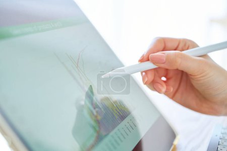 Téléchargez les photos : Main d'une femme qui crée des données statistiques sur un ordinateur personnel - en image libre de droit