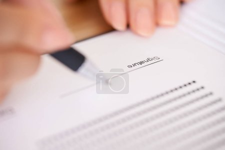 Téléchargez les photos : Main de femme signant un document avec un stylo - en image libre de droit