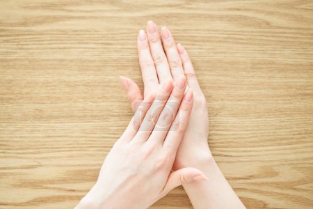 Foto de La mano de una mujer comprobando el estado de sus uñas - Imagen libre de derechos