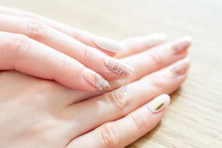 Téléchargez les photos : Une main de femme avec des ongles à la mode - en image libre de droit