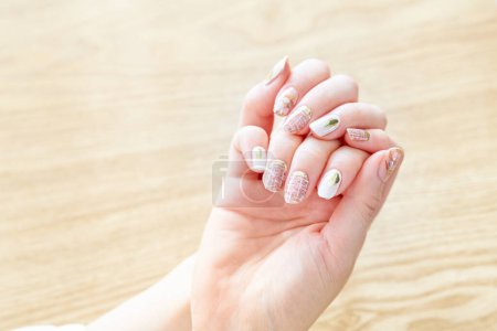 Foto de La mano de la mujer con las uñas a la moda - Imagen libre de derechos