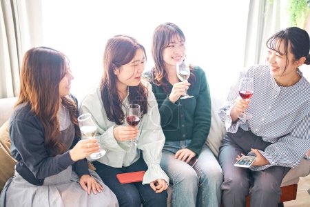 Foto de 4 mujeres jóvenes emocionadas en la fiesta de las chicas - Imagen libre de derechos