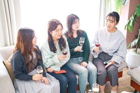 Foto de 4 mujeres jóvenes emocionadas en la fiesta de las chicas - Imagen libre de derechos