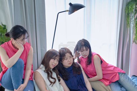 Téléchargez les photos : Quatre jeunes femmes se relaxant dans la chambre - en image libre de droit