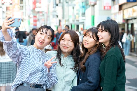 Foto de Cuatro mujeres felices tomando selfies en la ciudad - Imagen libre de derechos