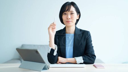 Retrato de una mujer de negocios que trabaja en la oficina