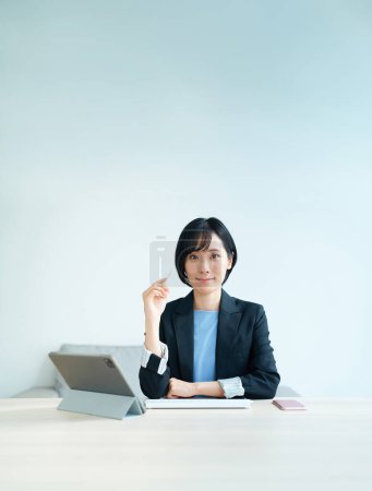 Retrato de una mujer de negocios que trabaja en la oficina
