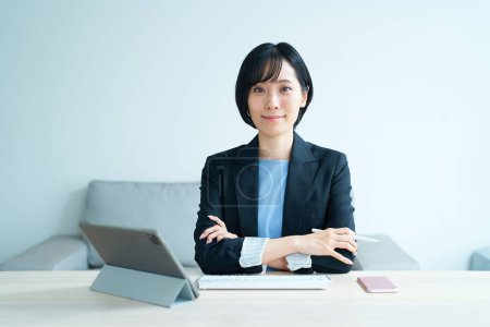 Foto de Retrato de una mujer de negocios que trabaja en la oficina - Imagen libre de derechos
