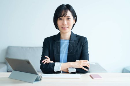 Téléchargez les photos : Portrait d'une femme d'affaires travaillant au bureau - en image libre de droit