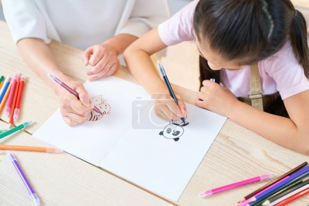 Téléchargez les photos : Parent et enfant jouent et dessinent dans la chambre - en image libre de droit