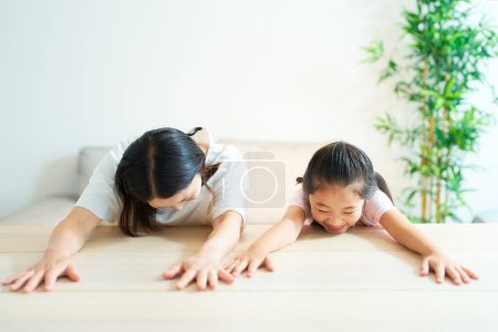 Téléchargez les photos : Parent et enfant qui posent avec déception dans la chambre - en image libre de droit