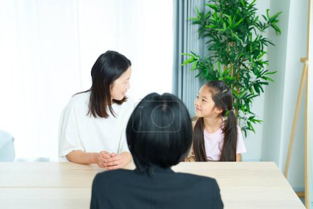 Téléchargez les photos : Scène de conversation d'une femme en costume avec un parent et un enfant dans la chambre - en image libre de droit