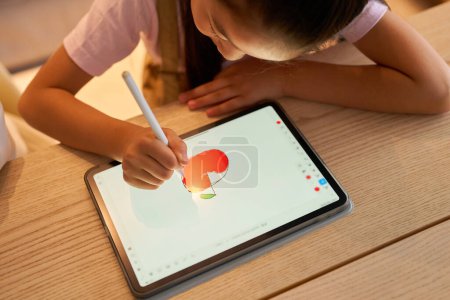 Téléchargez les photos : Enfant jouant avec tablette PC dans la chambre - en image libre de droit