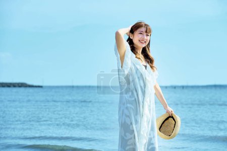 Foto de Mujer caminando en la playa en buen día - Imagen libre de derechos