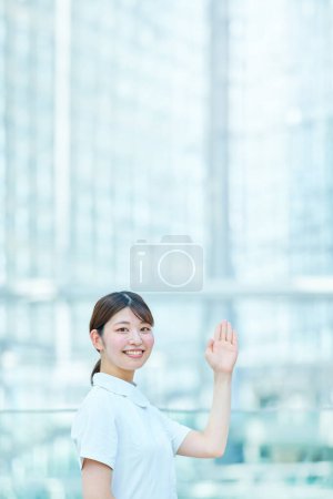 Foto de Una mujer con una bata blanca posando para la orientación - Imagen libre de derechos