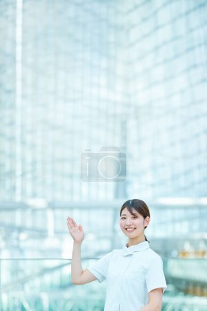 Téléchargez les photos : Une femme en manteau blanc posant pour des conseils - en image libre de droit