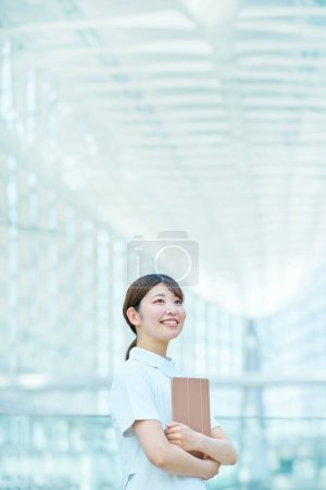 Téléchargez les photos : Portrait de la femme au travail en manteau blanc - en image libre de droit
