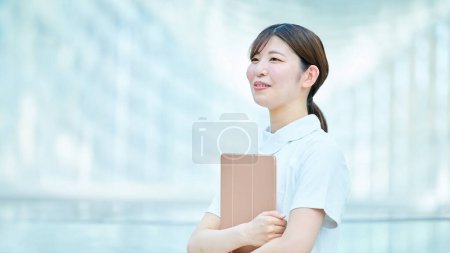 Téléchargez les photos : Portrait de la femme au travail en manteau blanc - en image libre de droit