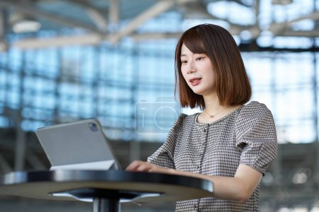 Foto de Asiática joven mujer trabajando con PC - Imagen libre de derechos