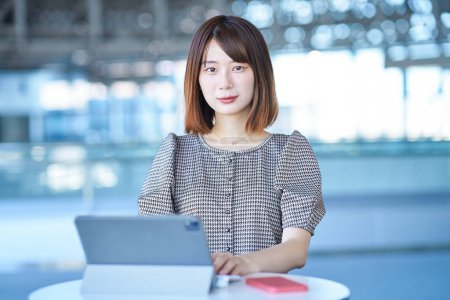Téléchargez les photos : Asiatique jeune femme travaillant avec PC - en image libre de droit