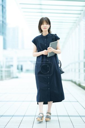 Téléchargez les photos : Jeune femme d'affaires marchant dans des vêtements décontractés - en image libre de droit