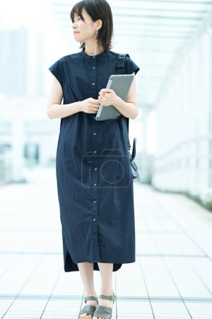 Foto de Joven mujer de negocios caminando en ropa casual - Imagen libre de derechos