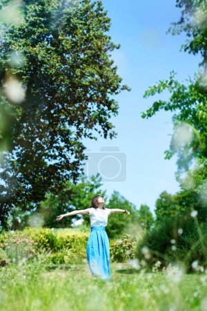 Foto de Mujer relajante en el espacio verde en buen día - Imagen libre de derechos