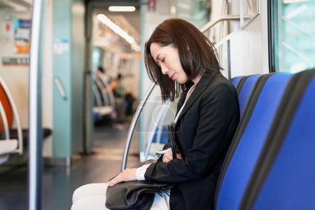 Téléchargez les photos : Une femme d'affaires se sent mal dans le train - en image libre de droit