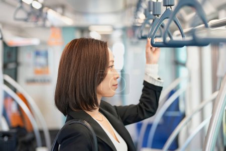 Foto de Una mujer de negocios sostiene una correa de tren - Imagen libre de derechos