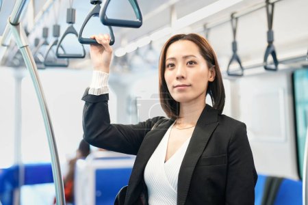 Foto de Una mujer de negocios sostiene una correa de tren - Imagen libre de derechos