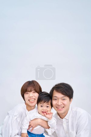 Foto de Familia sonriendo y alineándose frente a fondo blanco - Imagen libre de derechos