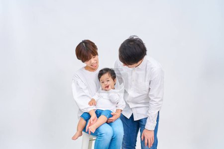 Foto de Familia sonriendo y alineándose frente a fondo blanco - Imagen libre de derechos