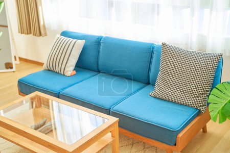 Foto de Interior luminoso con un sofá azul - Imagen libre de derechos