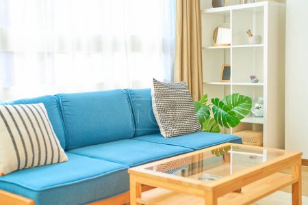 Téléchargez les photos : Intérieur lumineux avec un canapé bleu - en image libre de droit