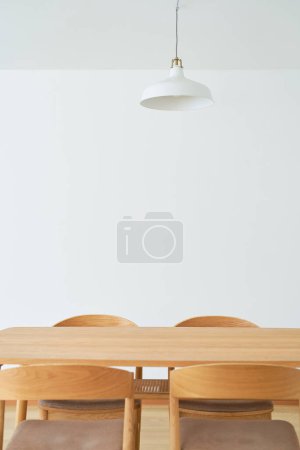 Foto de Interior brillante con mesa de madera en el buen día - Imagen libre de derechos