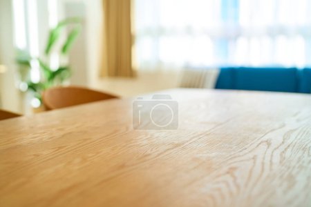 Téléchargez les photos : Intérieur lumineux avec table en bois le beau jour - en image libre de droit