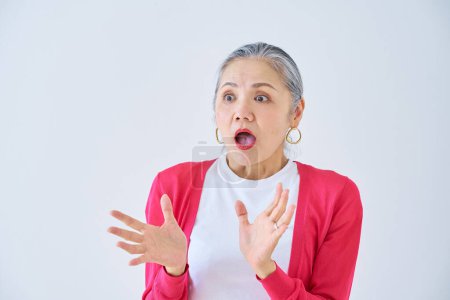 Foto de Mujer mayor con una expresión sorprendida en interiores - Imagen libre de derechos