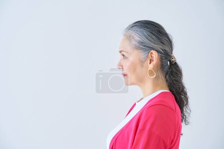 Téléchargez les photos : Profil d'une femme âgée dans la pièce - en image libre de droit