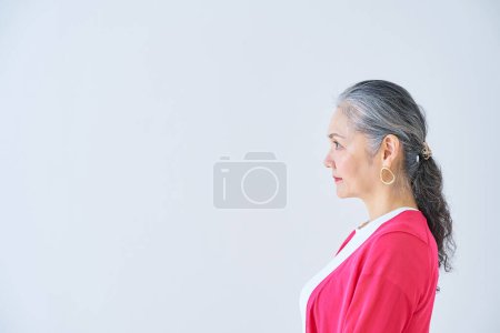 Téléchargez les photos : Profil d'une femme âgée dans la pièce - en image libre de droit