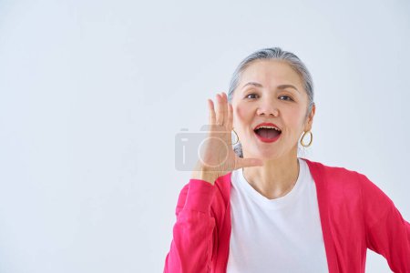Téléchargez les photos : Une femme âgée acclamant dans la chambre - en image libre de droit