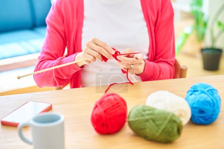 Téléchargez les photos : Mains d'une femme appréciant le fil à tricoter dans la chambre - en image libre de droit