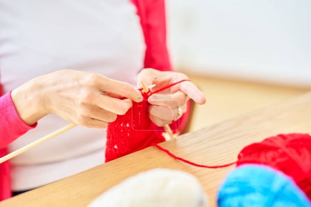 Téléchargez les photos : Mains d'une femme appréciant le fil à tricoter dans la chambre - en image libre de droit