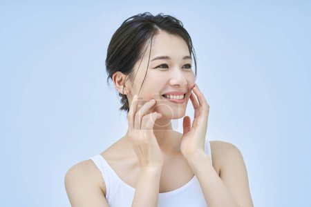 asiático de mediana edad mujer haciendo piel cuidado