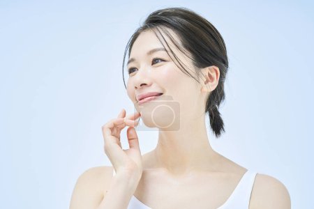 asiatische Frau mittleren Alters bei der Hautpflege