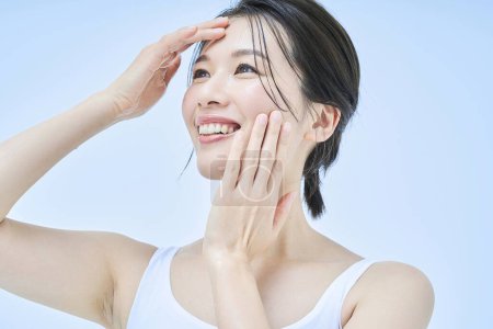 asiatische Frau mittleren Alters bei der Hautpflege