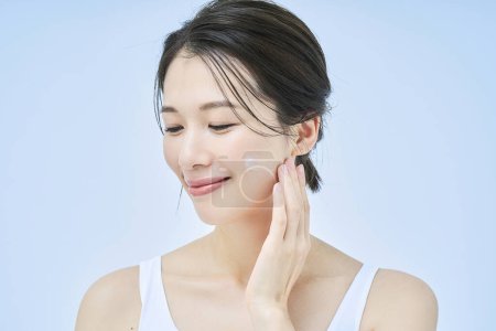 Téléchargez les photos : Asiatique moyen âge femme faire soins de la peau - en image libre de droit