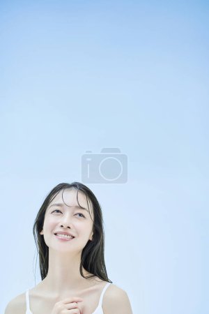 Téléchargez les photos : Asiatique jeune femme et bleu clair fond - en image libre de droit