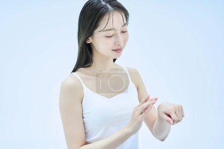 Foto de Asiático joven mujer cuida su piel - Imagen libre de derechos