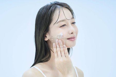 Téléchargez les photos : Asiatique jeune femme soins son peau - en image libre de droit